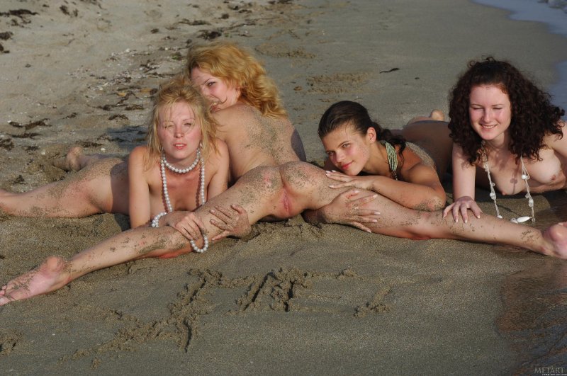 Голые с родителями на пляже