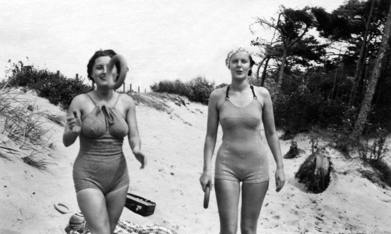 Советские женщины в купальниках
