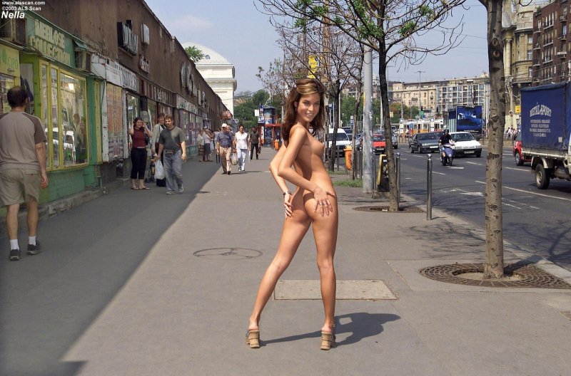 Ходит голая по улице