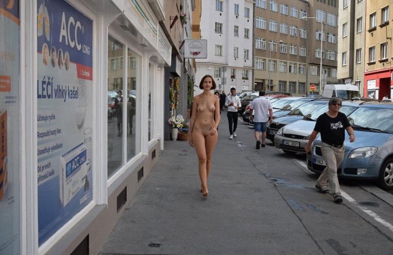 Голая по городу