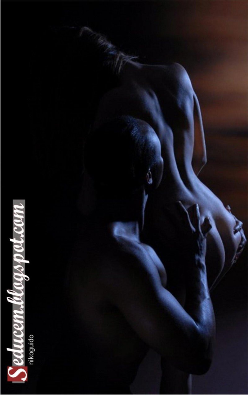 Девушка эротичная в темноте