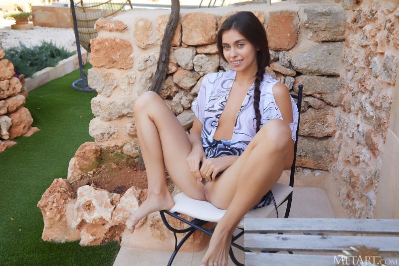 Голые киски под платьем