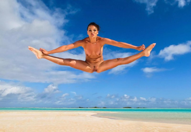 Голый шпагат в воздухе