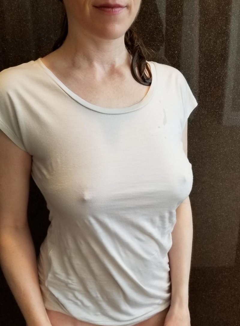 В майке без лифчика