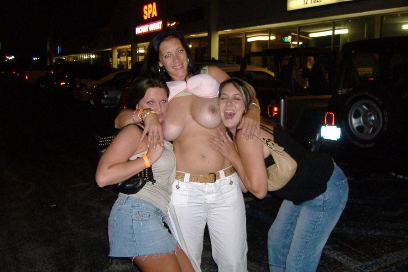 Девушки показывают сиськи на улице