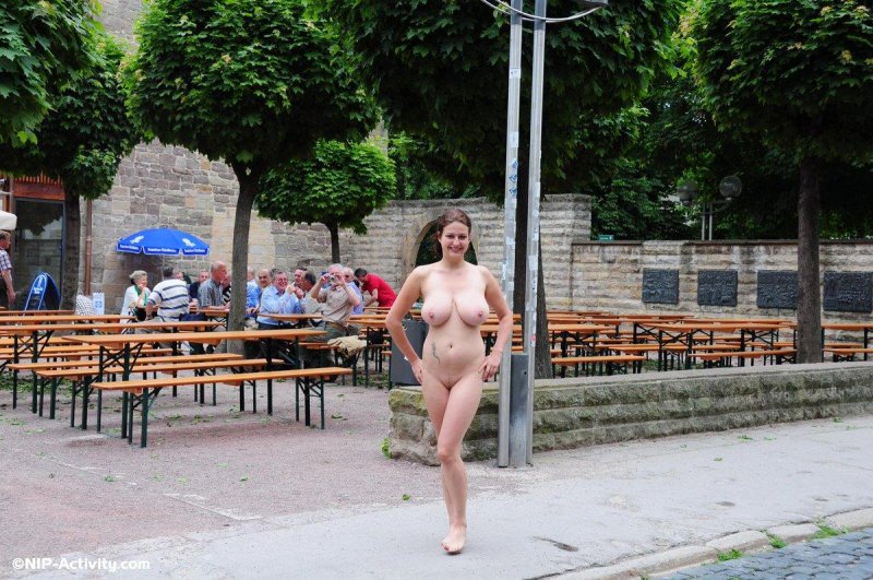 Гуляет голышом nude in public nip activity