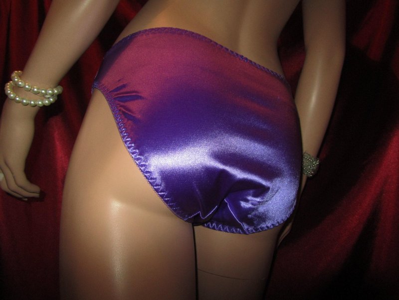 Атласные фиолетовые трусики