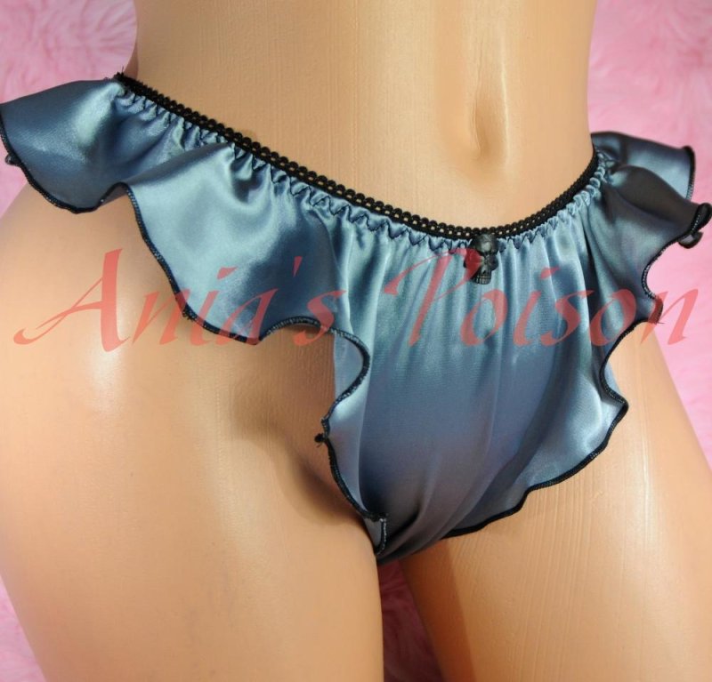 Ношеные атласные трусы