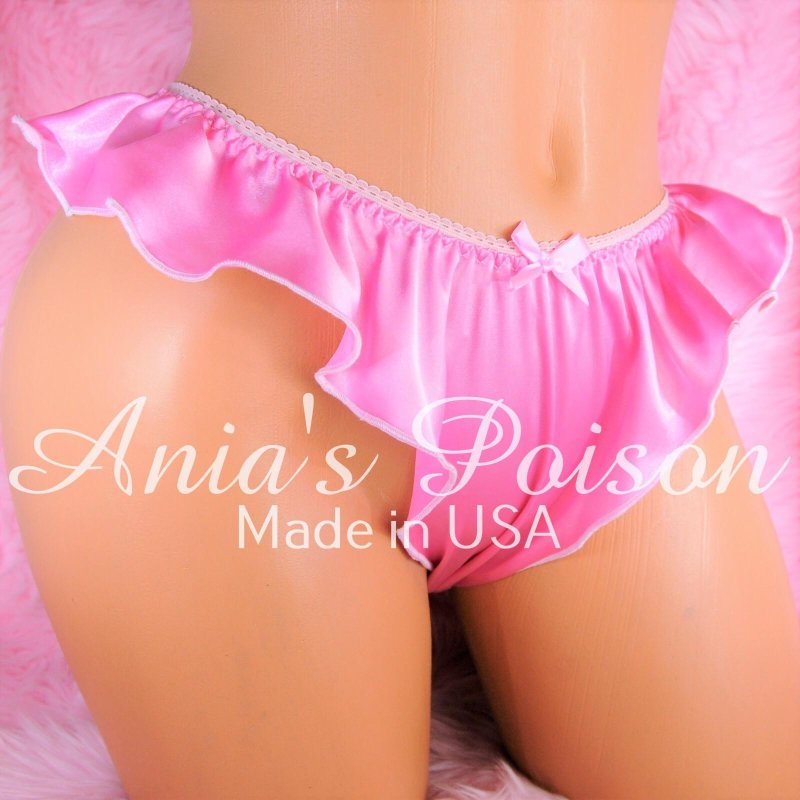 В шелковых розовых трусиках