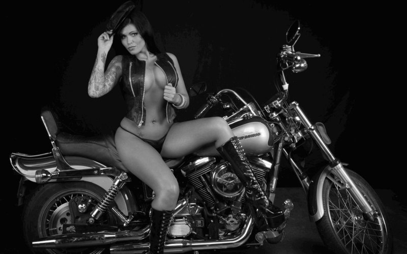 Голые девчонки на мотоциклах