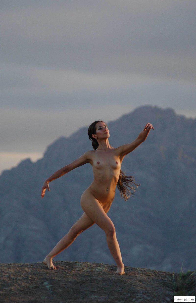 Девушки танцуют голышом