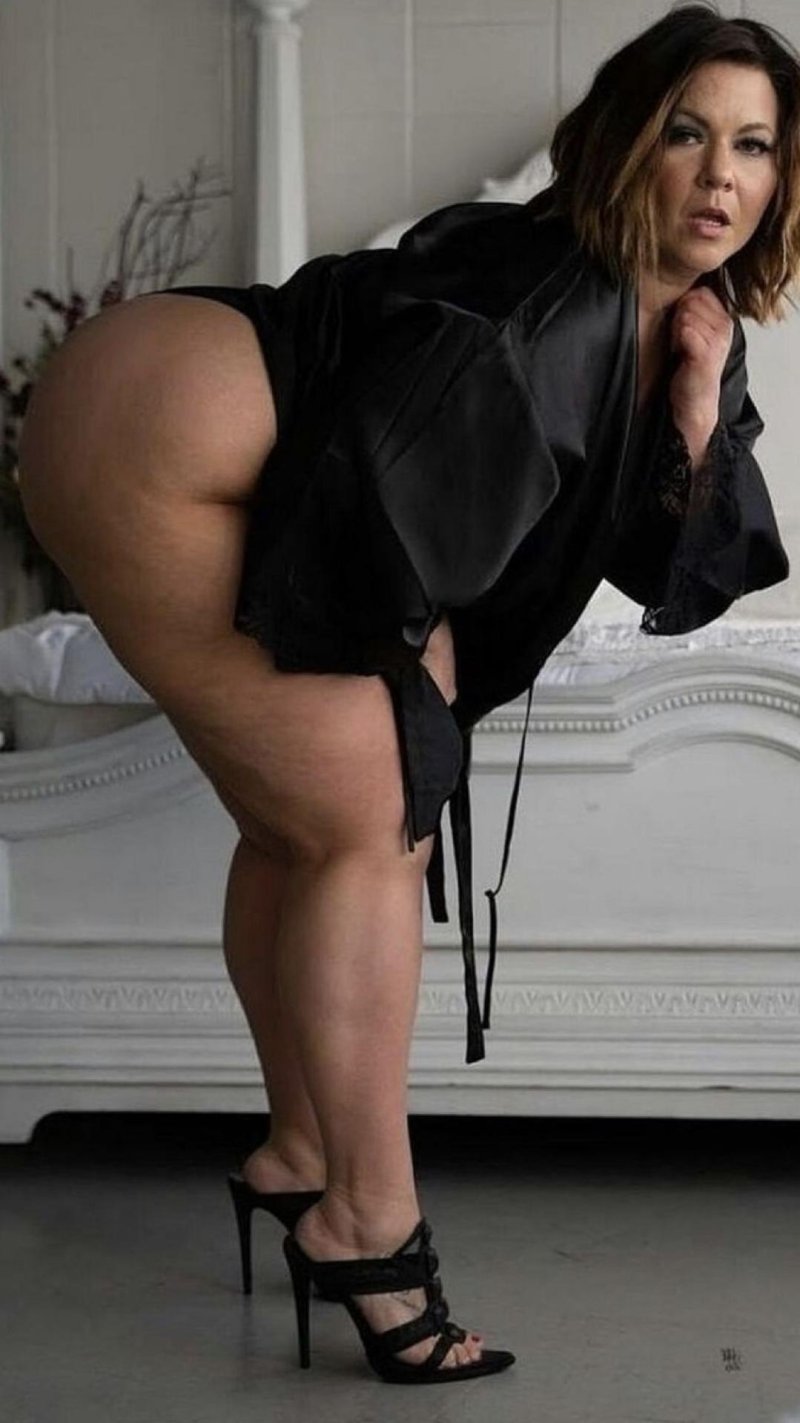 Женщина с большими ляжками