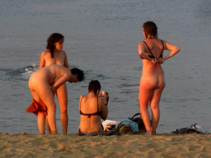 Голышом по пляжу
