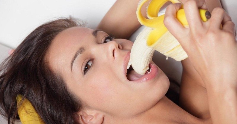 Девушка эротично ест банан