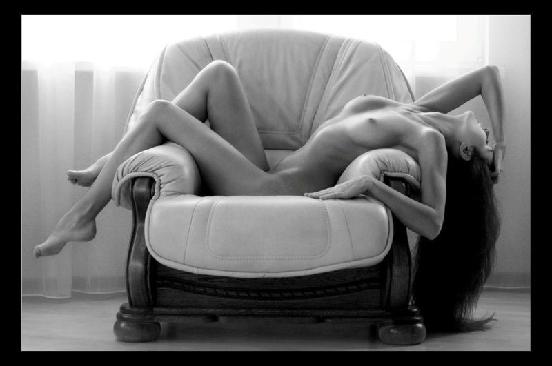 Эротическая фотосессия в кресле