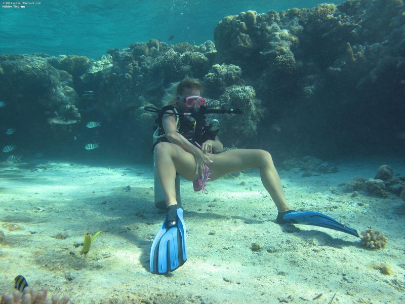 Голая с аквалангом под водой