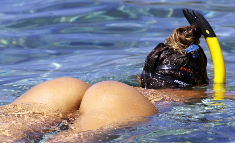 Голые под водой крупно