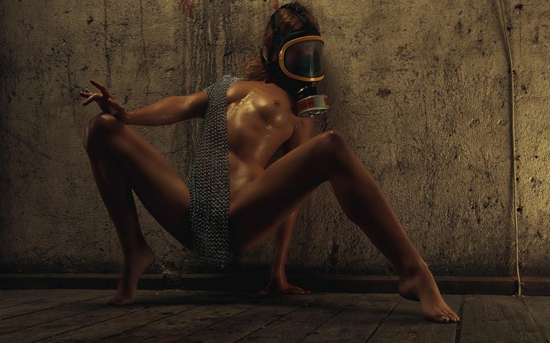 Девушка в противогазе