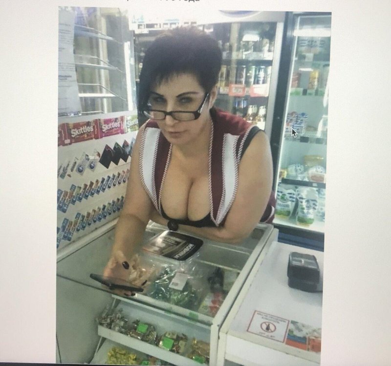 Продавщица с большой грудью