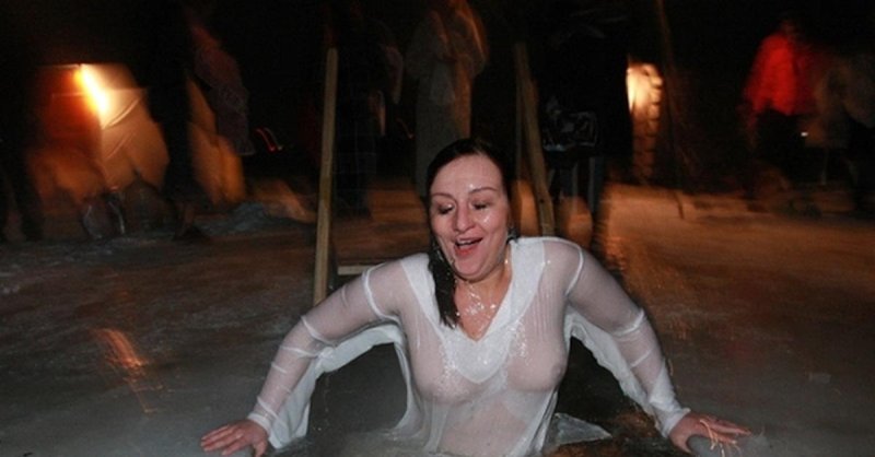 Крещенские купания в прозрачной сорочке