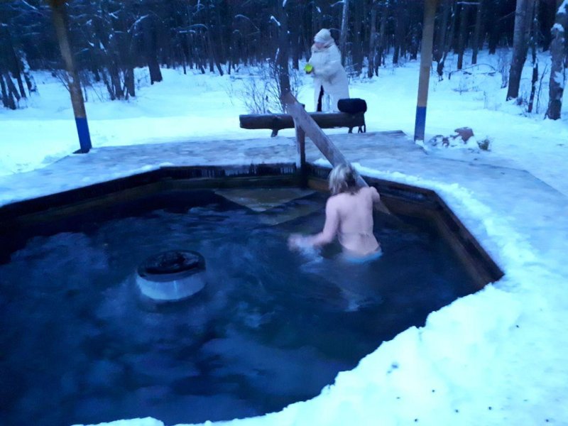 Голые купаются в проруби