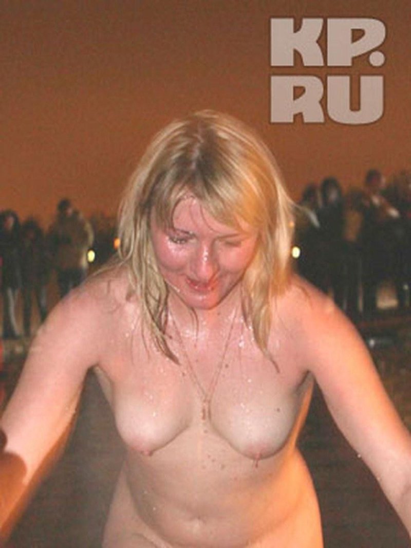 Голые в проруби на крещение