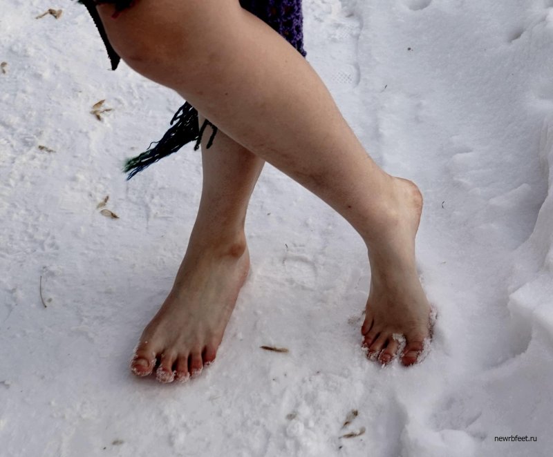 Босая на снегу