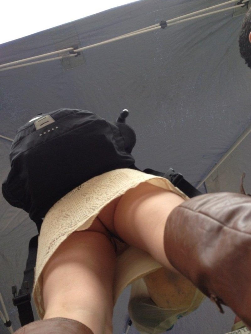 Женские трусики под юбкой