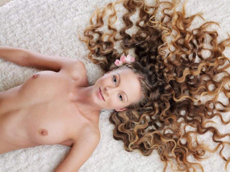 Голая женщина с кудрявыми волосами