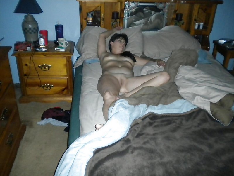 Спящие пьяные голые жены