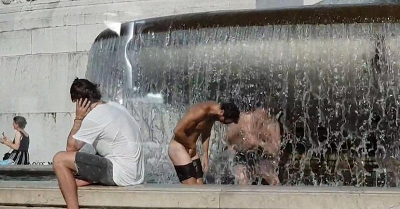 Купаться в фонтане