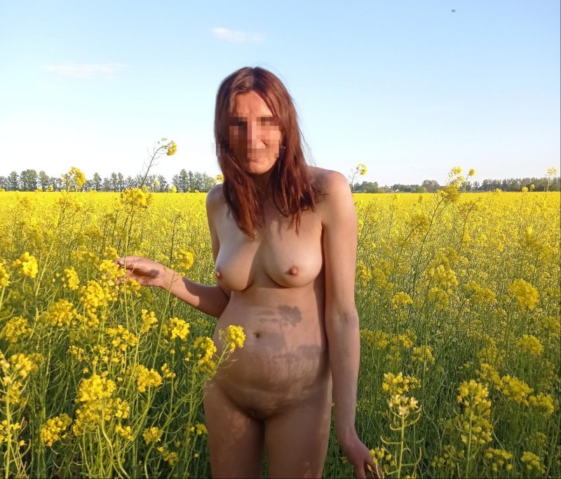 Жена голышом