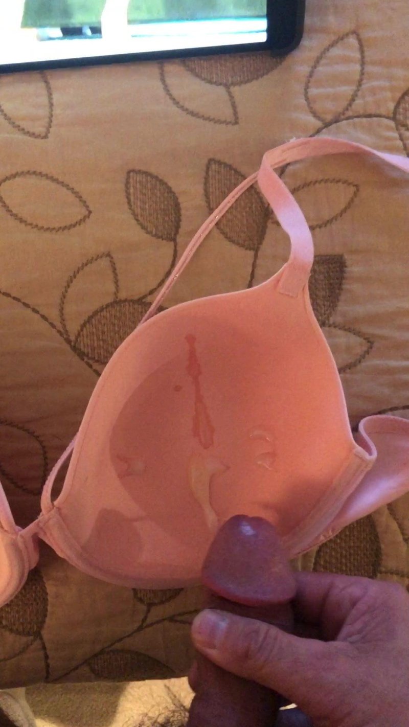 Кончил в чашечку лифчика