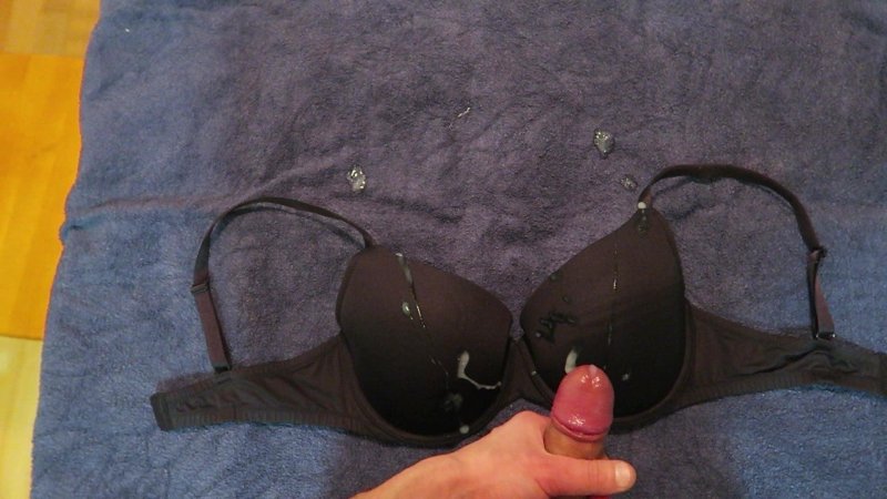 Кончает на лифчик