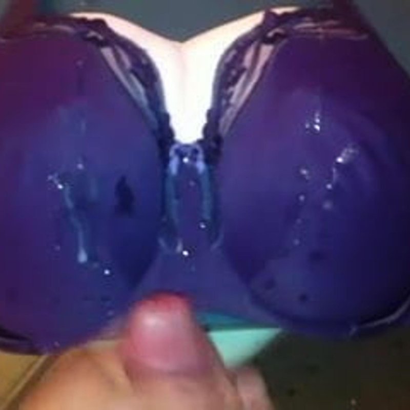 Обконченные сиськи в лифчике