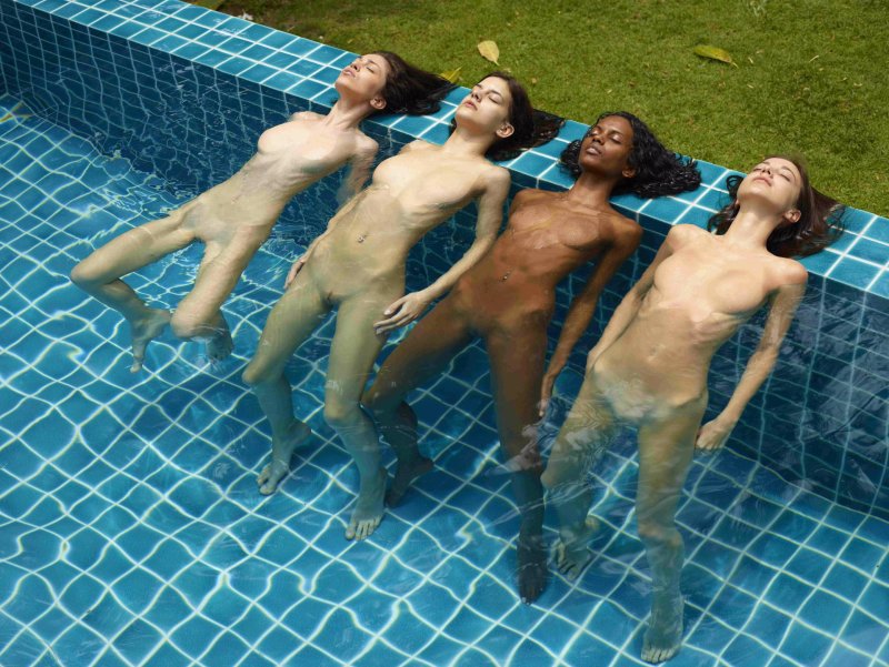 Купание голышом в бассейне