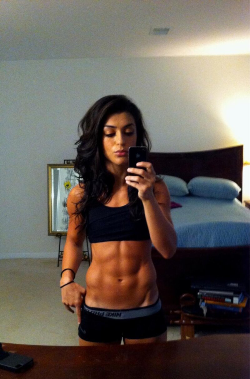 Девушки с прессом