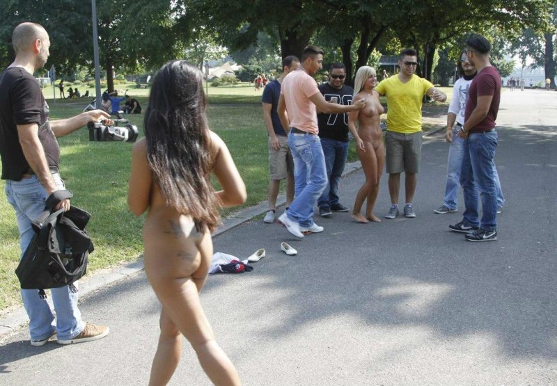 Голышом на улице