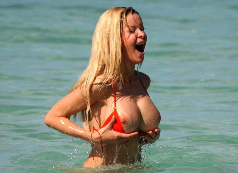 Выпала сиська на пляже