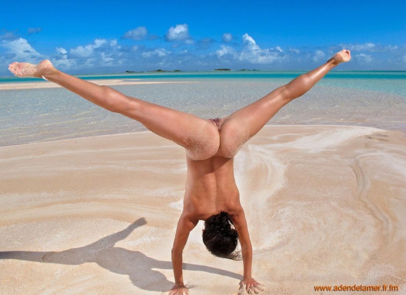 Голые на пляже гимнастки