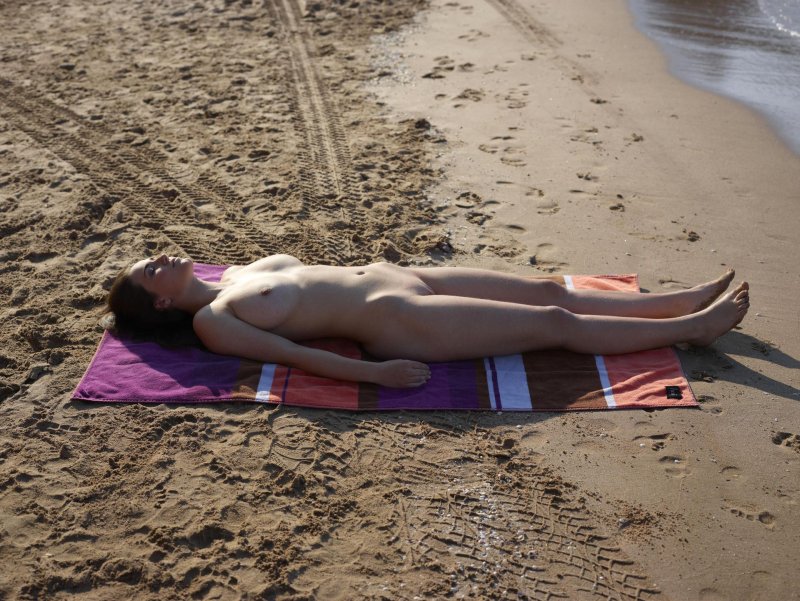 Голые девчонки на пляже