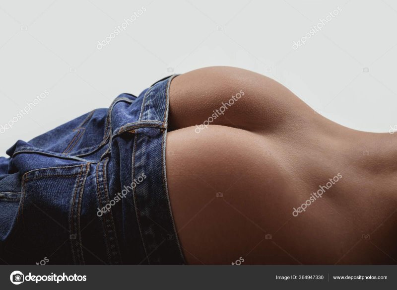 Попа девушки в джинсах лежа