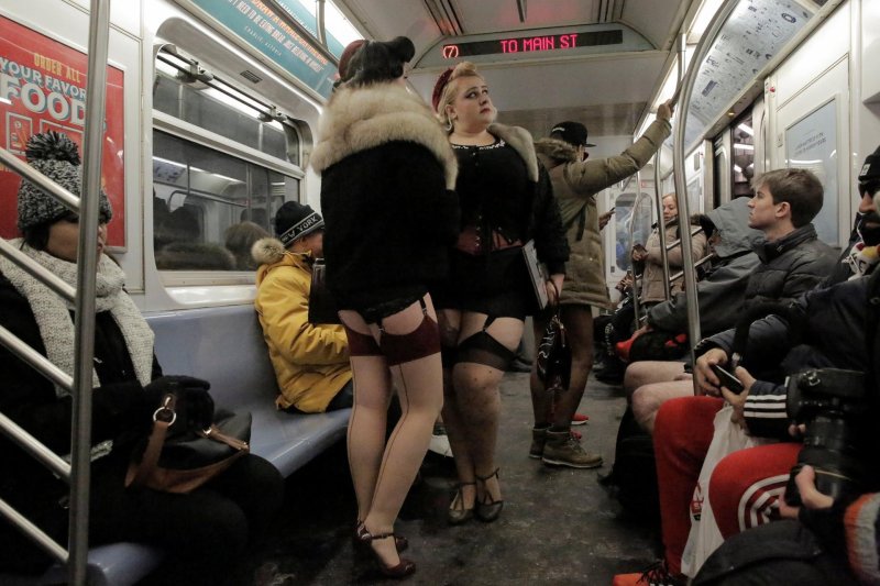 No pants subway ride москва