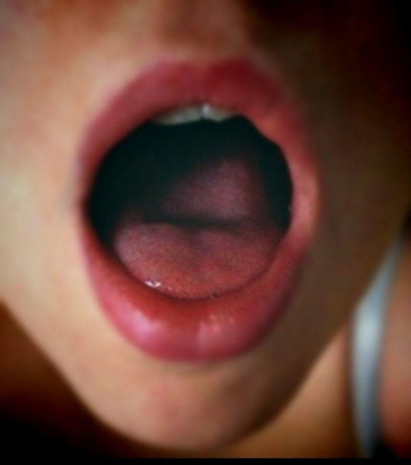 Открытый рот девушек с языком