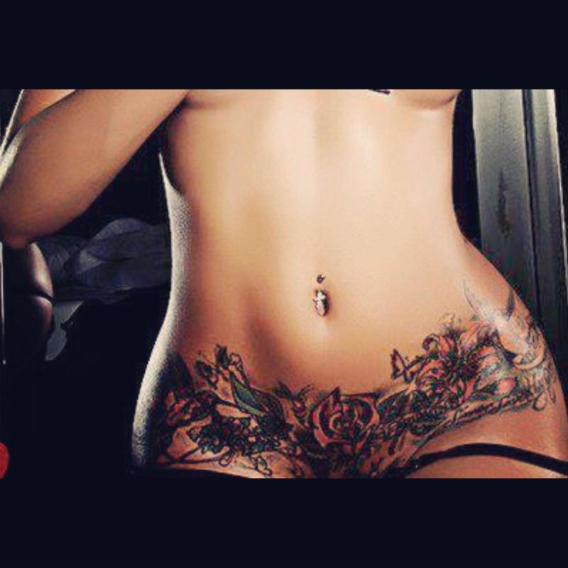 Тату на животе девушки