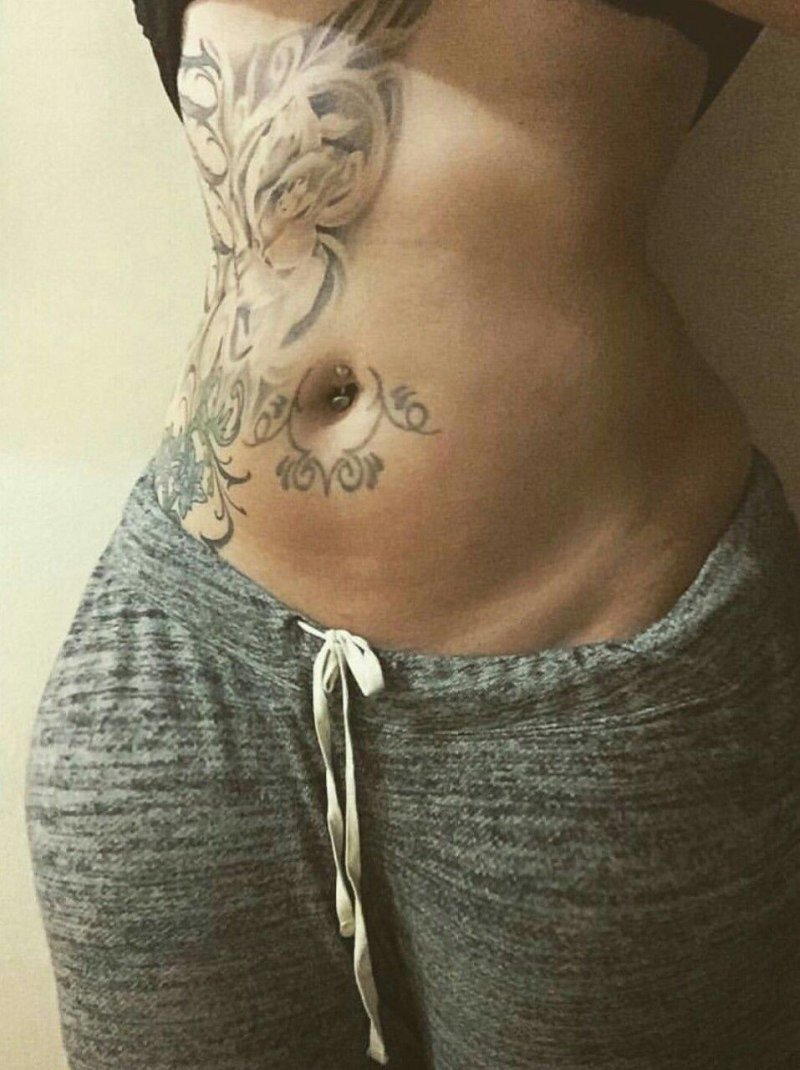 Тату на животе для девушек растяжках
