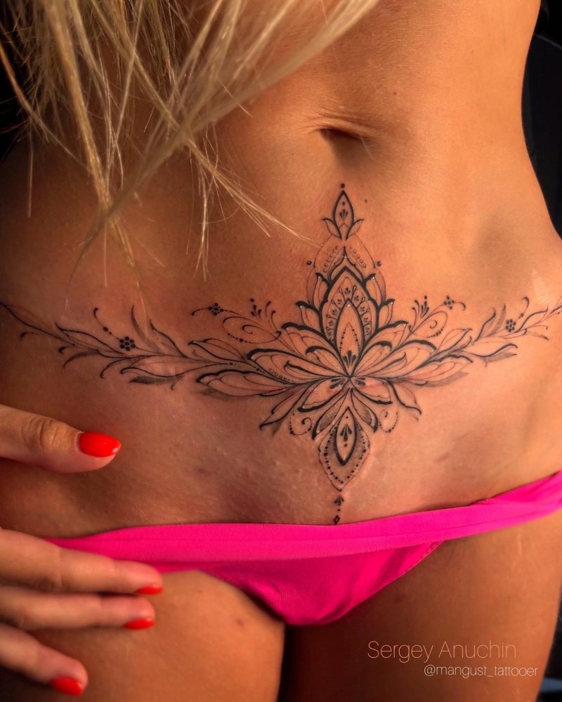 Тату для девушек на пояснице
