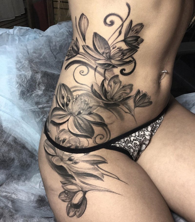 Женская татуировка на бедре