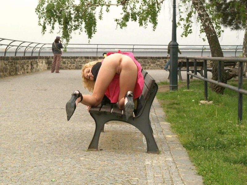 Женщины без трусов на улице