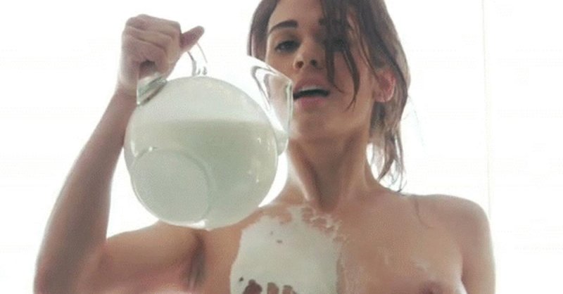 Молоко в кувшине